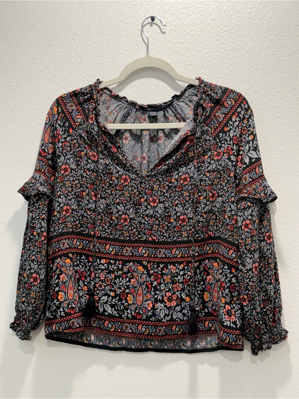 American Eagle Boho floral blouse with ruffle sleeves and tie front. Size: XS